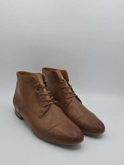 Braune Leder-Schnürschuhe für Damen, nachhaltige Mode auf weißem Hintergrund