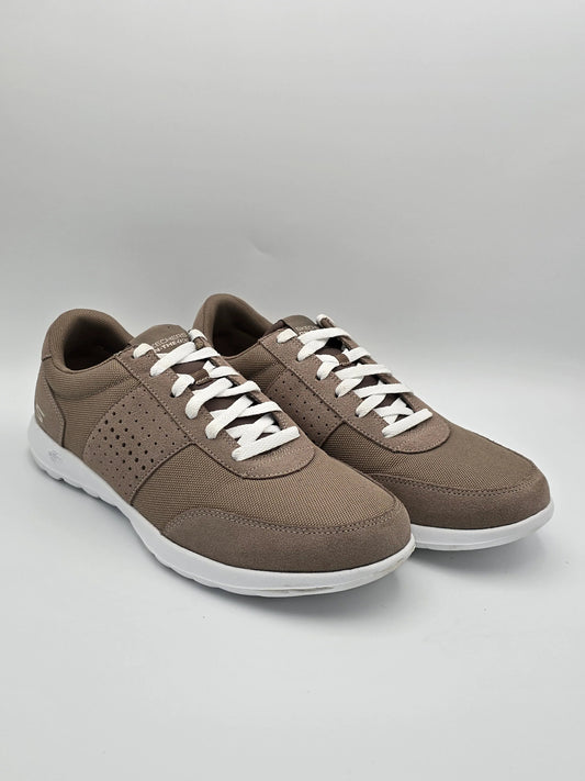 Braune Sneaker mit weißen Schnürsenkeln und weißer Sohle, nachhaltige Mode Schuhe
