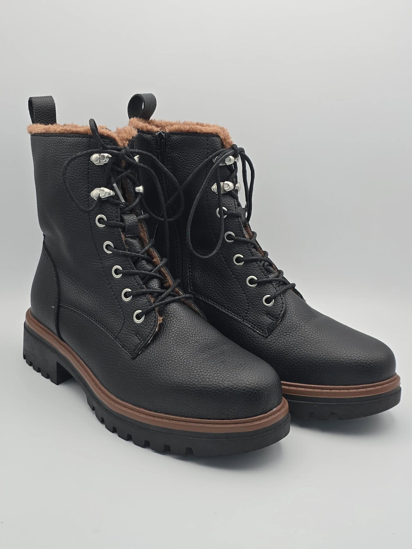 Schwarze Damen Winterboots mit Fellfutter, Profilsohle und Schnürung, nachhaltige Mode