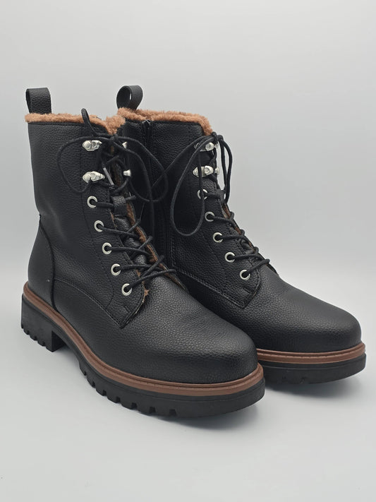 Schwarze Damen Winterboots mit Fellfutter, Profilsohle und Schnürung, nachhaltige Mode
