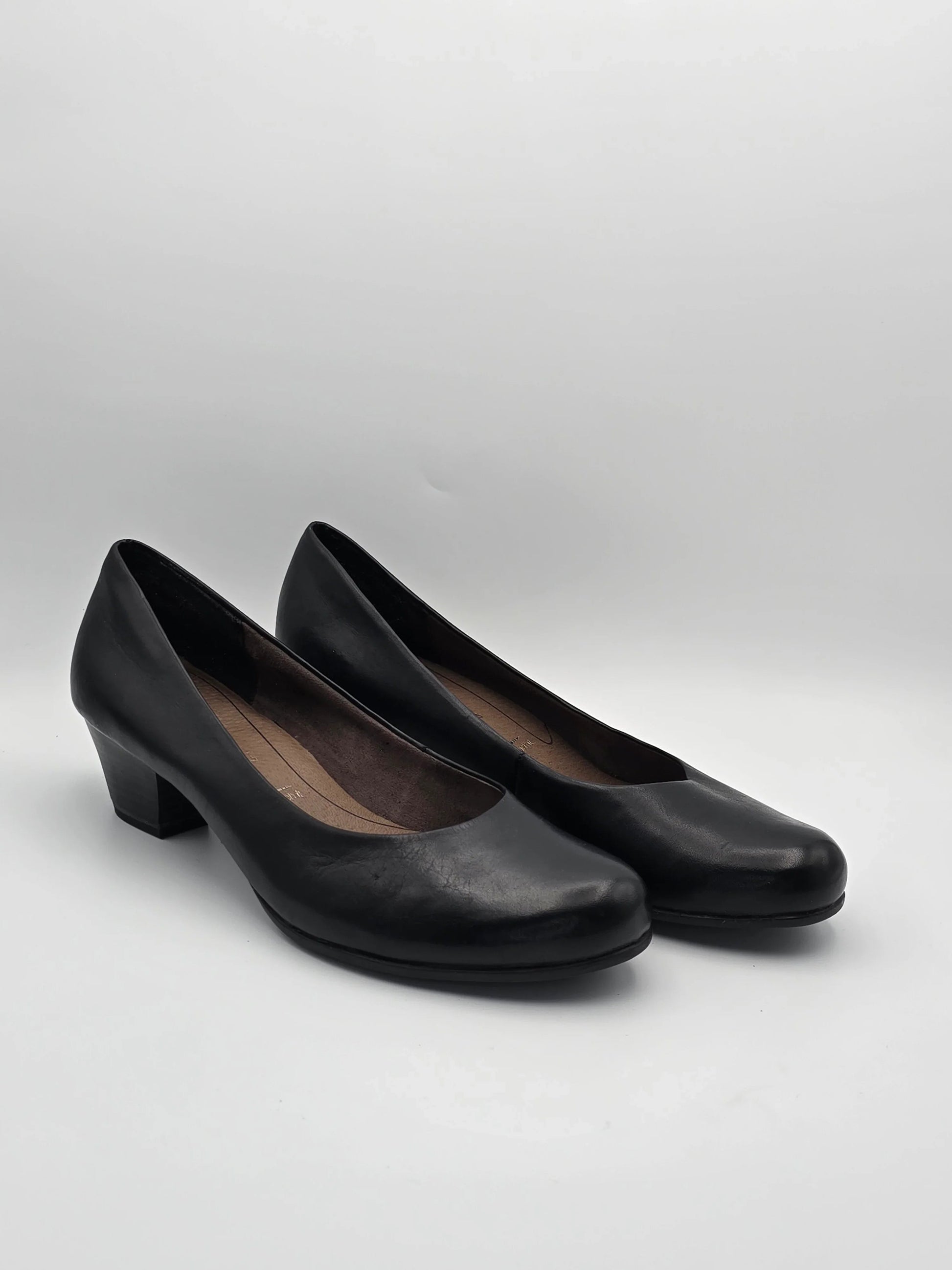 Damen Pumps schwarz Leder mit mittlerem Blockabsatz auf weißem Hintergrund