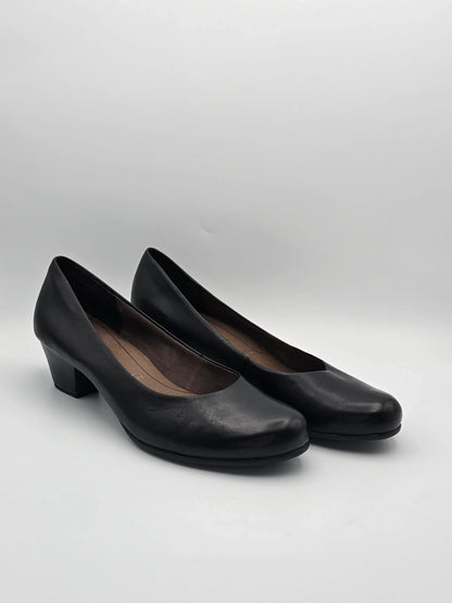Damen Pumps schwarz Leder mit mittlerem Blockabsatz auf weißem Hintergrund