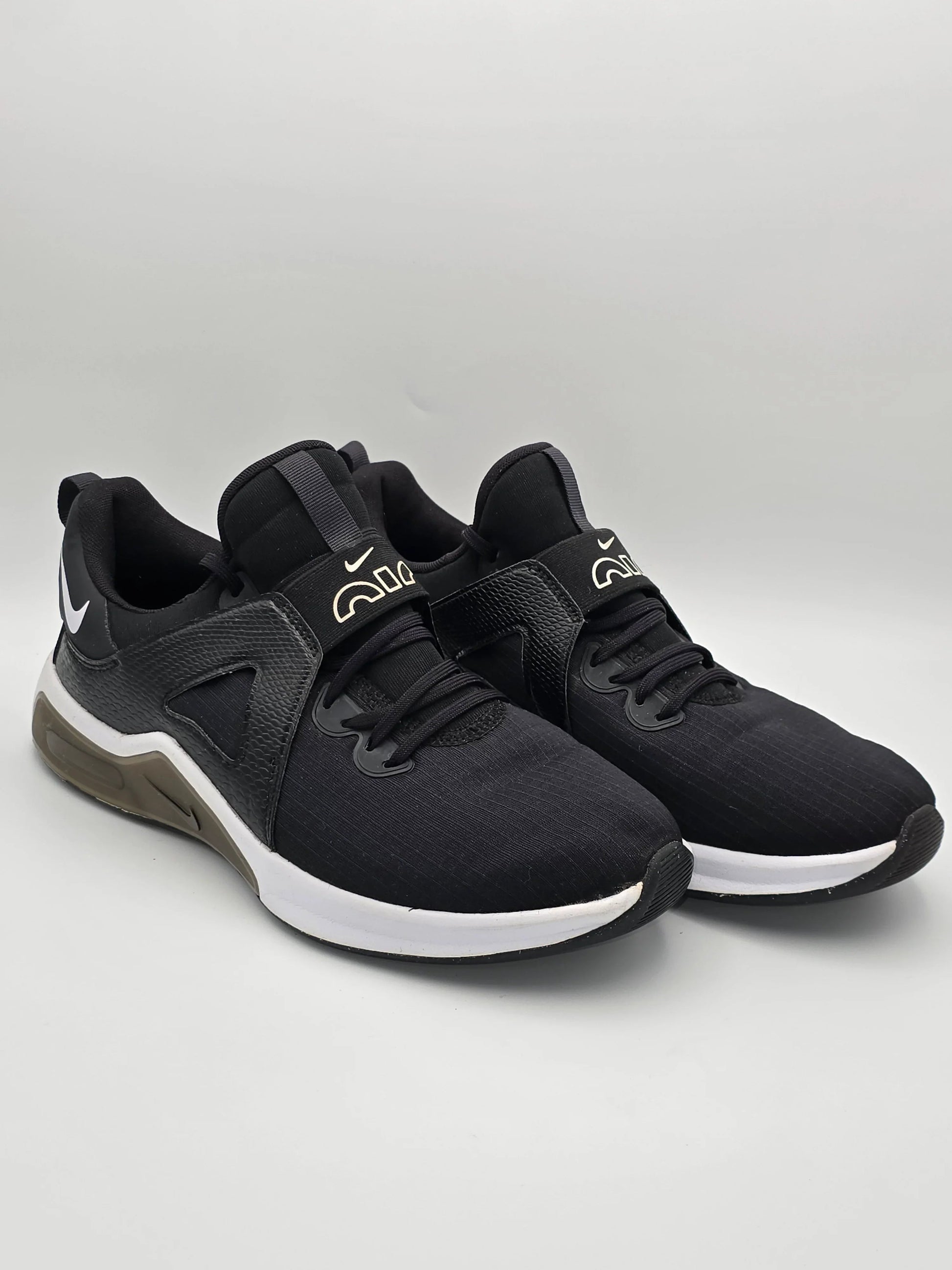 Schwarze Sneaker mit weißer Sohle, modernes Design, nachhaltige Mode Schuhe