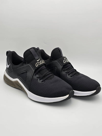 Schwarze Sneaker mit weißer Sohle, modernes Design, nachhaltige Mode Schuhe