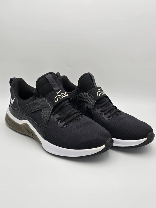 Schwarze Sneaker mit weißer Sohle, modernes Design, nachhaltige Mode Schuhe