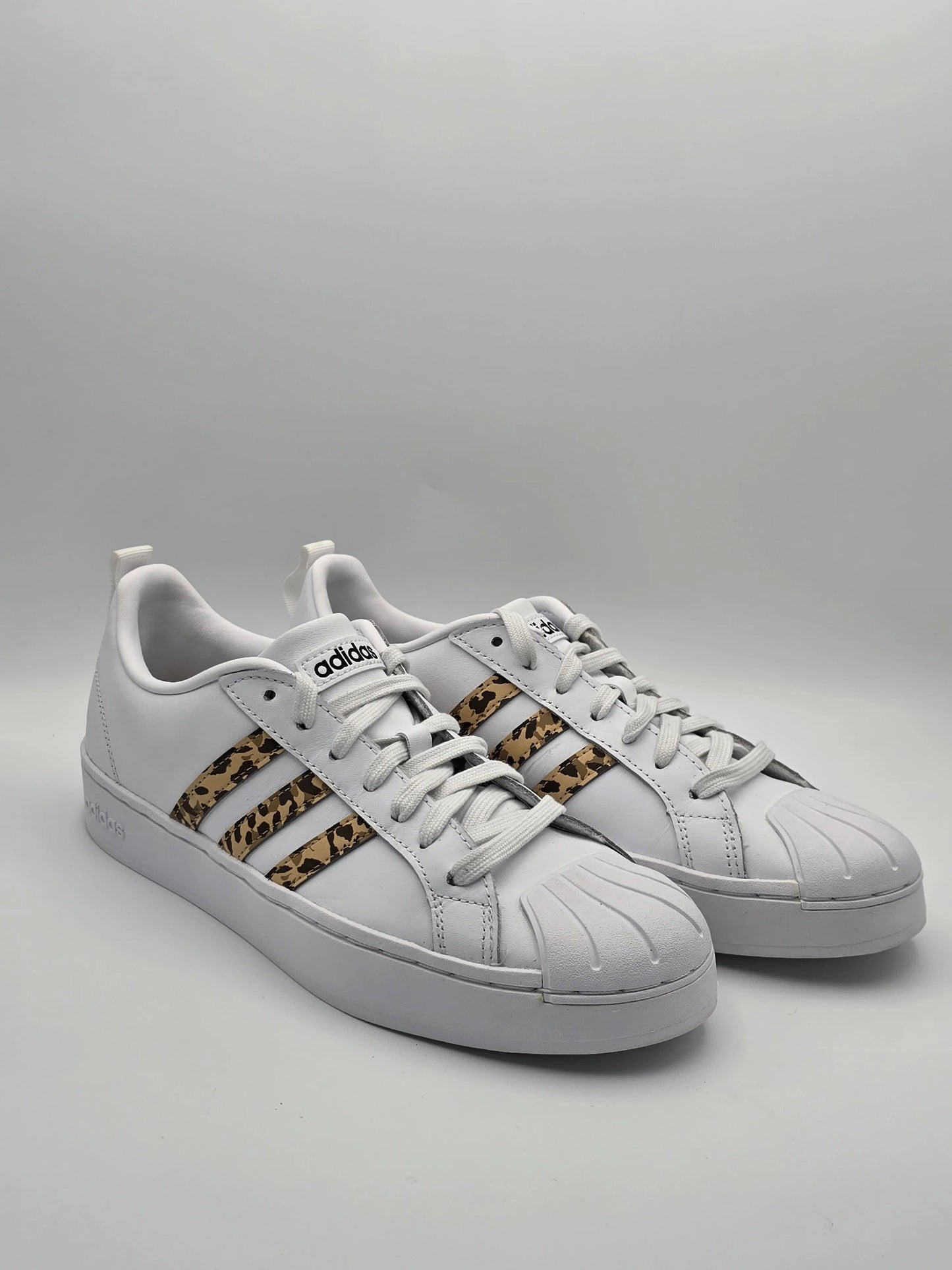 Weiße Sneaker mit Leopardenmuster Streifen, nachhaltige Mode, Damen Schuhe Gr. 40