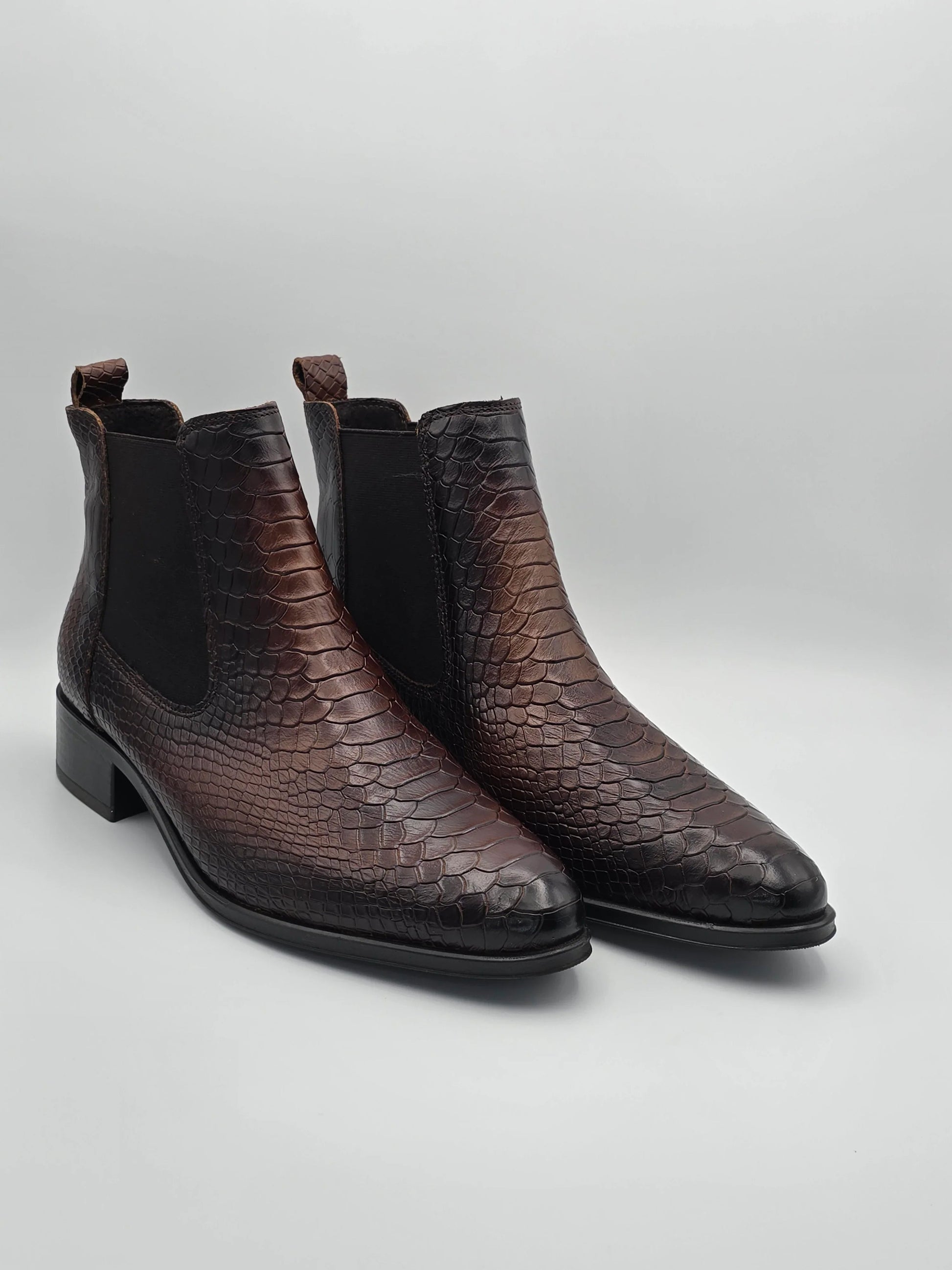 Braune Chelsea Boots mit Schlangenmuster, nachhaltige Mode, modische Herrenschuhe