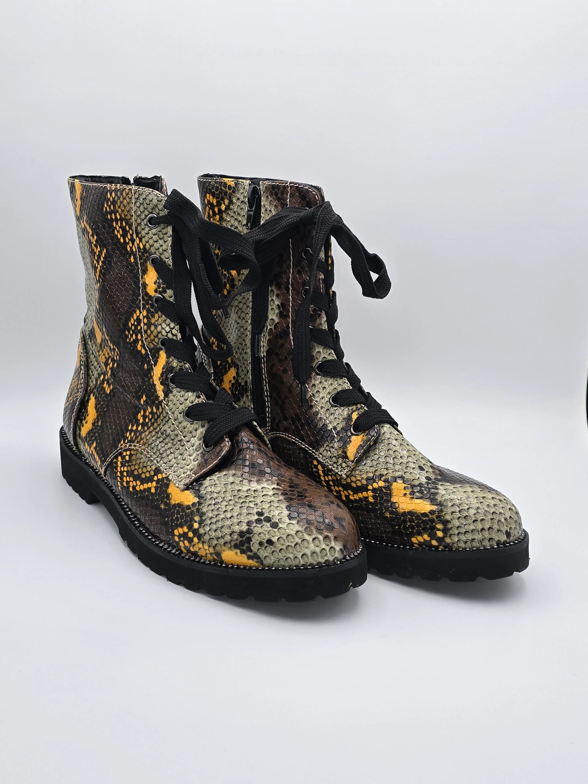 Damen Schnürstiefel im Schlangenleder-Look, gelb-braun gemustert, modische nachhaltige Schuhe