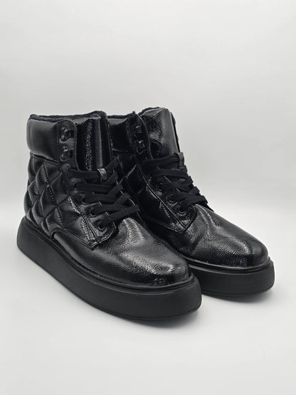 Schwarze High-Top Sneaker mit glänzender Oberfläche und gesteppter Seitenpartie auf weißem Hintergrund