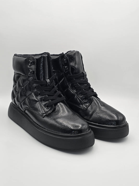 Schwarze High-Top Sneaker mit glänzender Oberfläche und gesteppter Seitenpartie auf weißem Hintergrund
