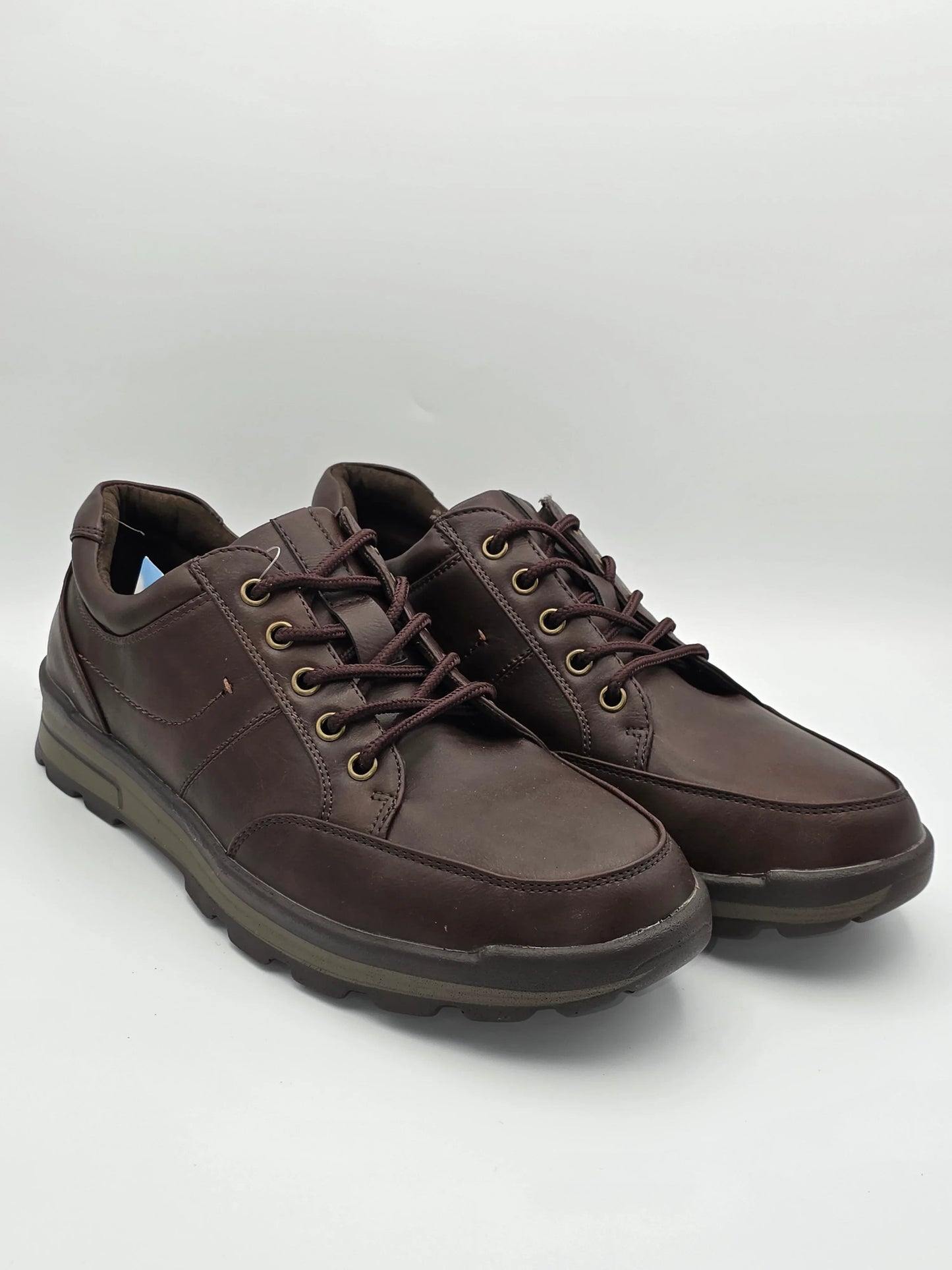 Braune Herrenschuhe aus Leder mit Schnürung, robuste Sohle, modern und nachhaltig