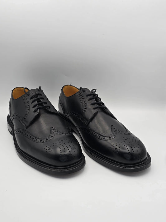 Elegante schwarze Lederschuhe mit Broguing-Lochmuster für Herren, auf weißem Hintergrund
