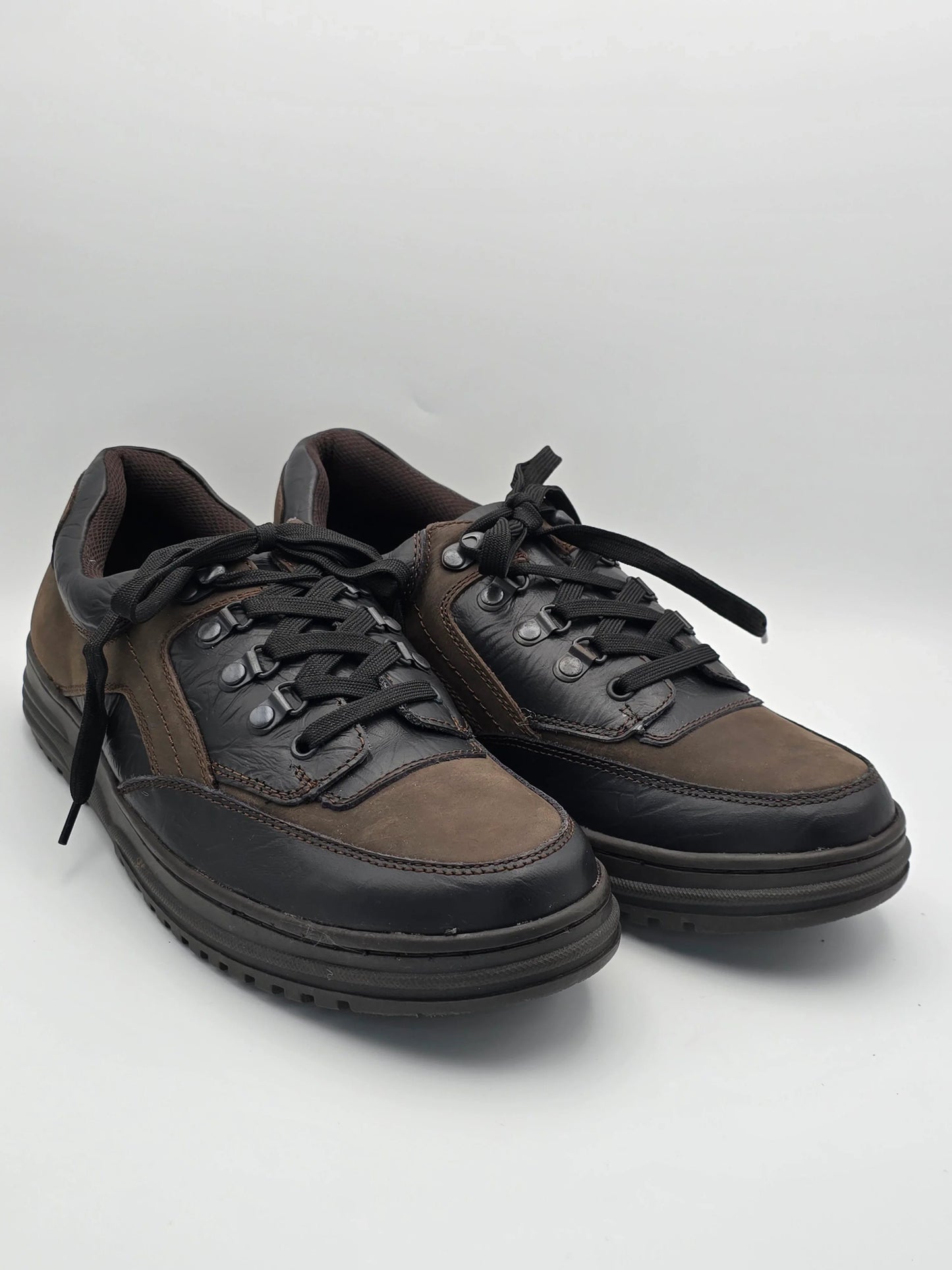 Braune und schwarze Sneaker aus Leder mit Schnürung, modisch, nachhaltige Schuhe