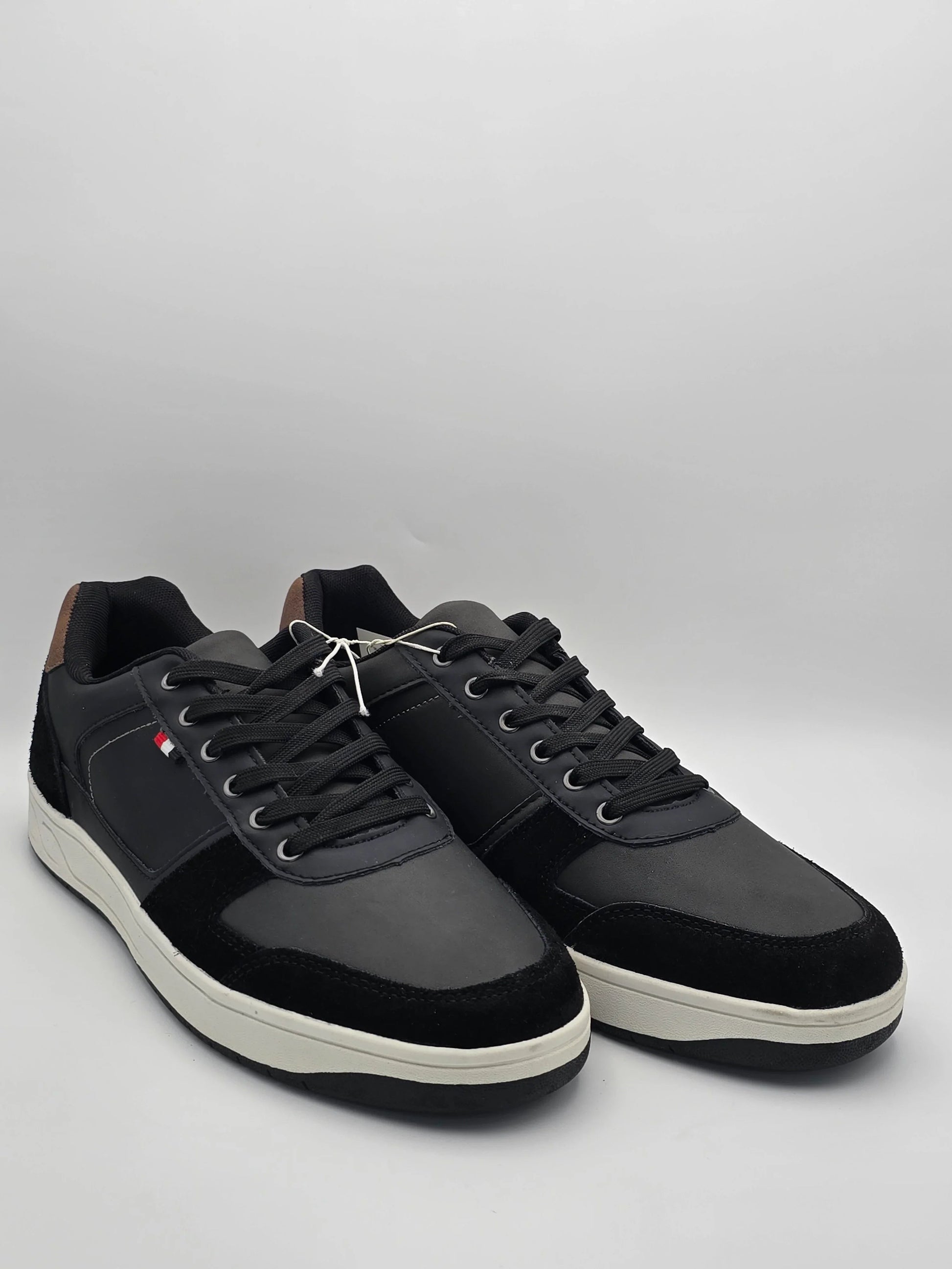 Schwarze Sneaker Herren, weiße Sohle, zeitlos, sportlich, nachhaltige Mode