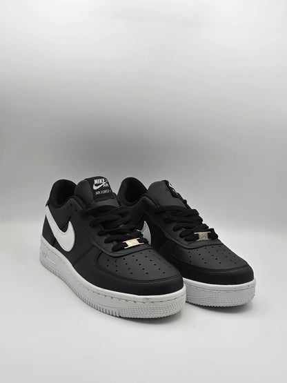 Schwarze Sneaker mit weißer Sohle und weißem Logo, moderne Herrenschuhe auf hellem Hintergrund.