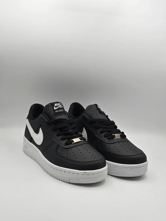 Schwarze Sneaker mit weißer Sohle und weißem Logo, moderne Herrenschuhe auf hellem Hintergrund.
