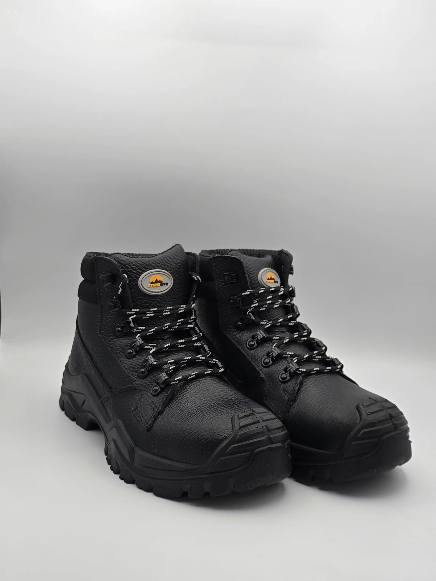 Schwarze robuste Stiefel aus Leder mit Profilsohle und Schnürsenkeln, modische Schuhe