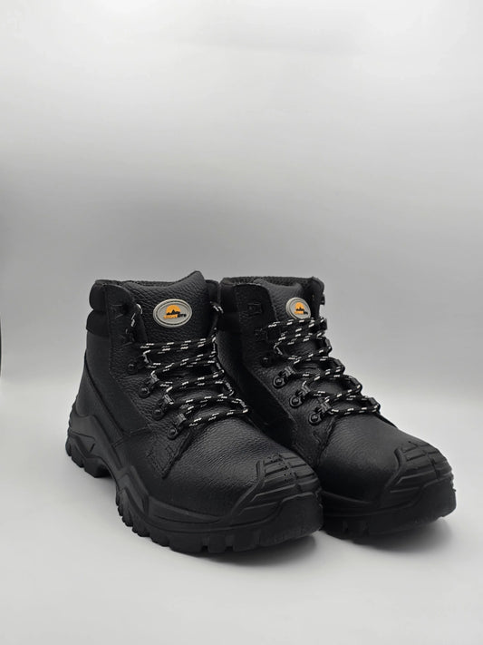 Schwarze robuste Stiefel aus Leder mit Profilsohle und Schnürsenkeln, modische Schuhe