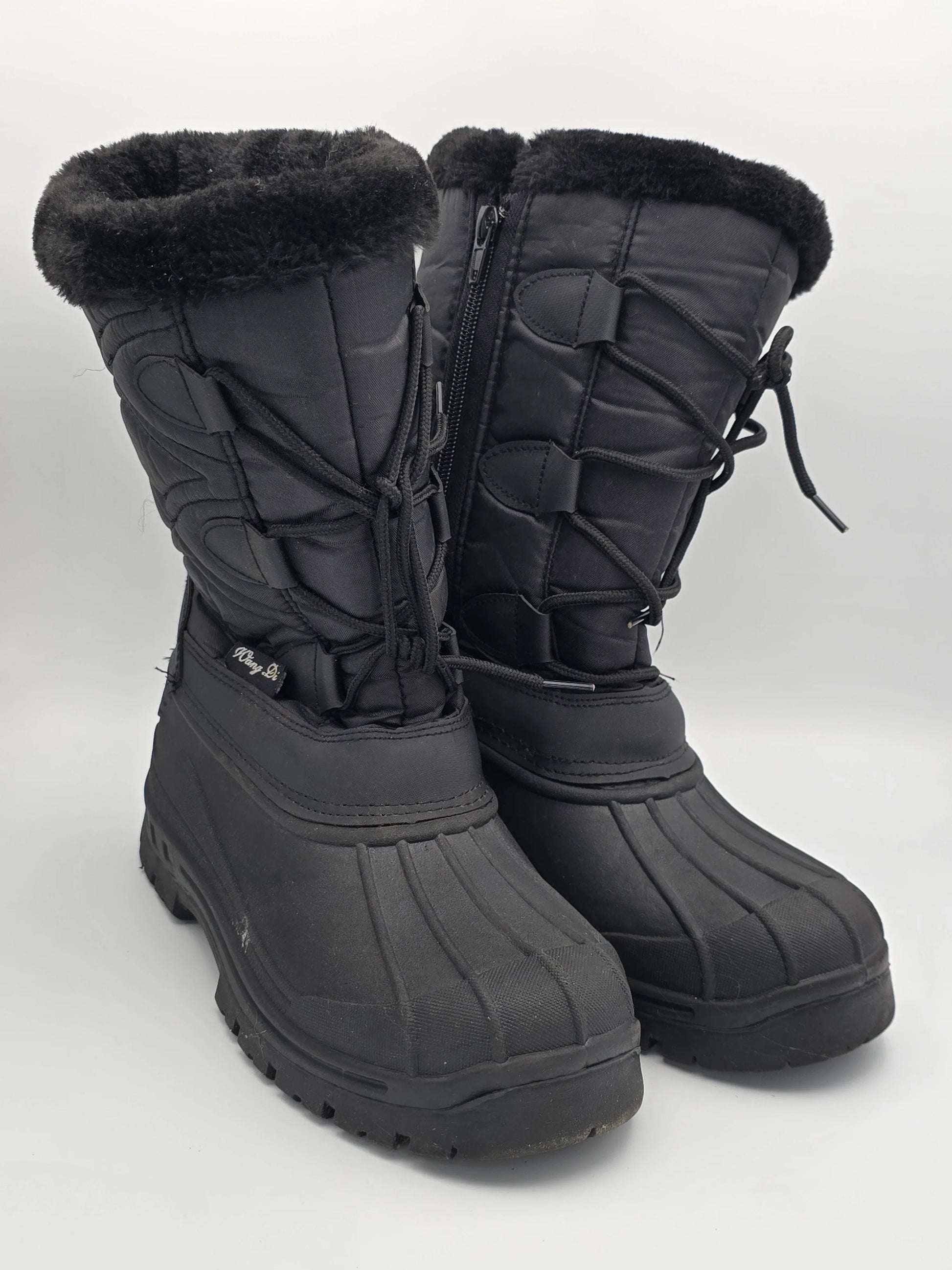 Schwarze Winterstiefel mit Kunstfell, dicker Sohle und seitlichem Reißverschluss für Damen.