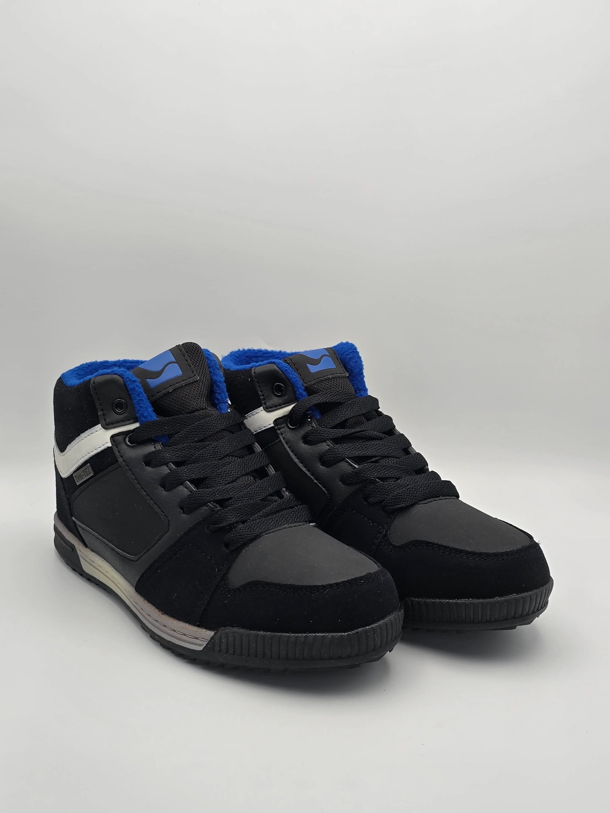 Schwarze Sneaker mit blauen Details, weißem Streifen und hoher Sohle auf weißem Hintergrund