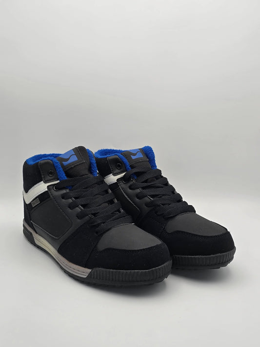 Schwarze Sneaker mit blauen Details, weißem Streifen und hoher Sohle auf weißem Hintergrund