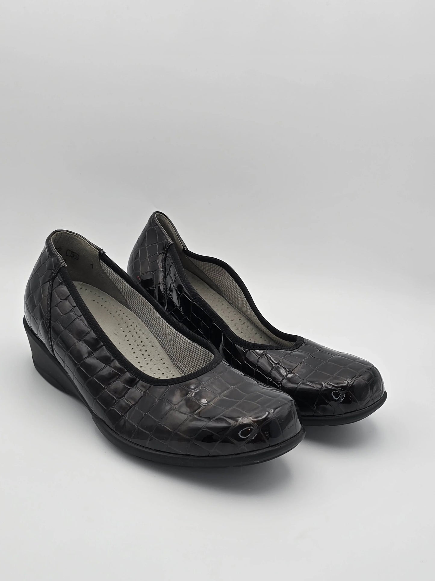 Damen Ballerinas schwarz mit Krokodilprägung, nachhaltige Mode Schuhe auf weißem Hintergrund