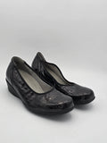 Damen Ballerinas schwarz mit Krokodilprägung, nachhaltige Mode Schuhe auf weißem Hintergrund