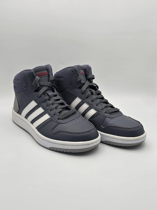 Dunkelgraue Sneaker mit weißen Streifen, sportlicher Look, modische Schuhe auf weißem Hintergrund