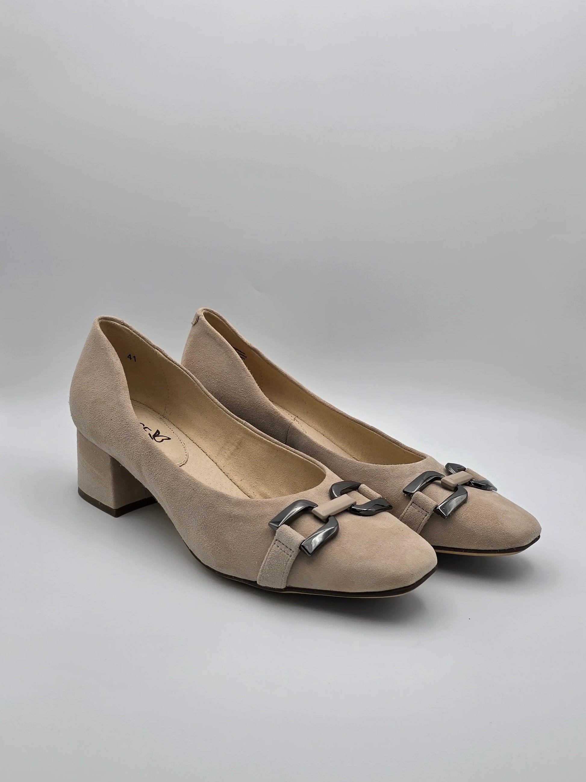 Beige Pumps mit Blockabsatz und Dekorschnalle, elegante Damenschuhe auf weißem Hintergrund