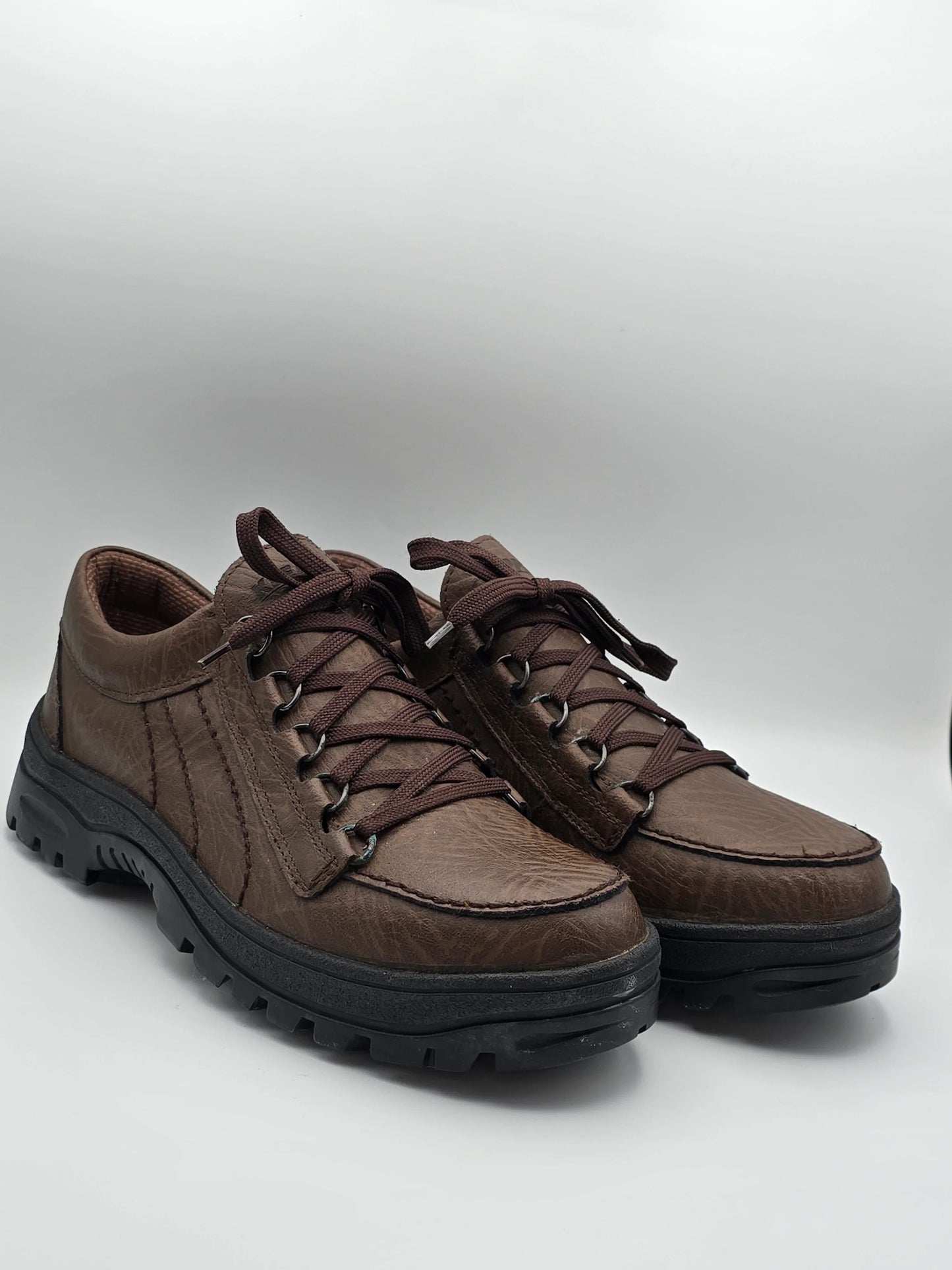 Braune Herrenschuhe aus Leder mit robuster Sohle, nachhaltige Mode, Outdoor-Schuhe