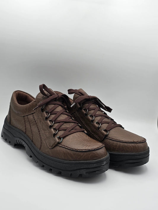 Braune Herrenschuhe aus Leder mit robuster Sohle, nachhaltige Mode, Outdoor-Schuhe