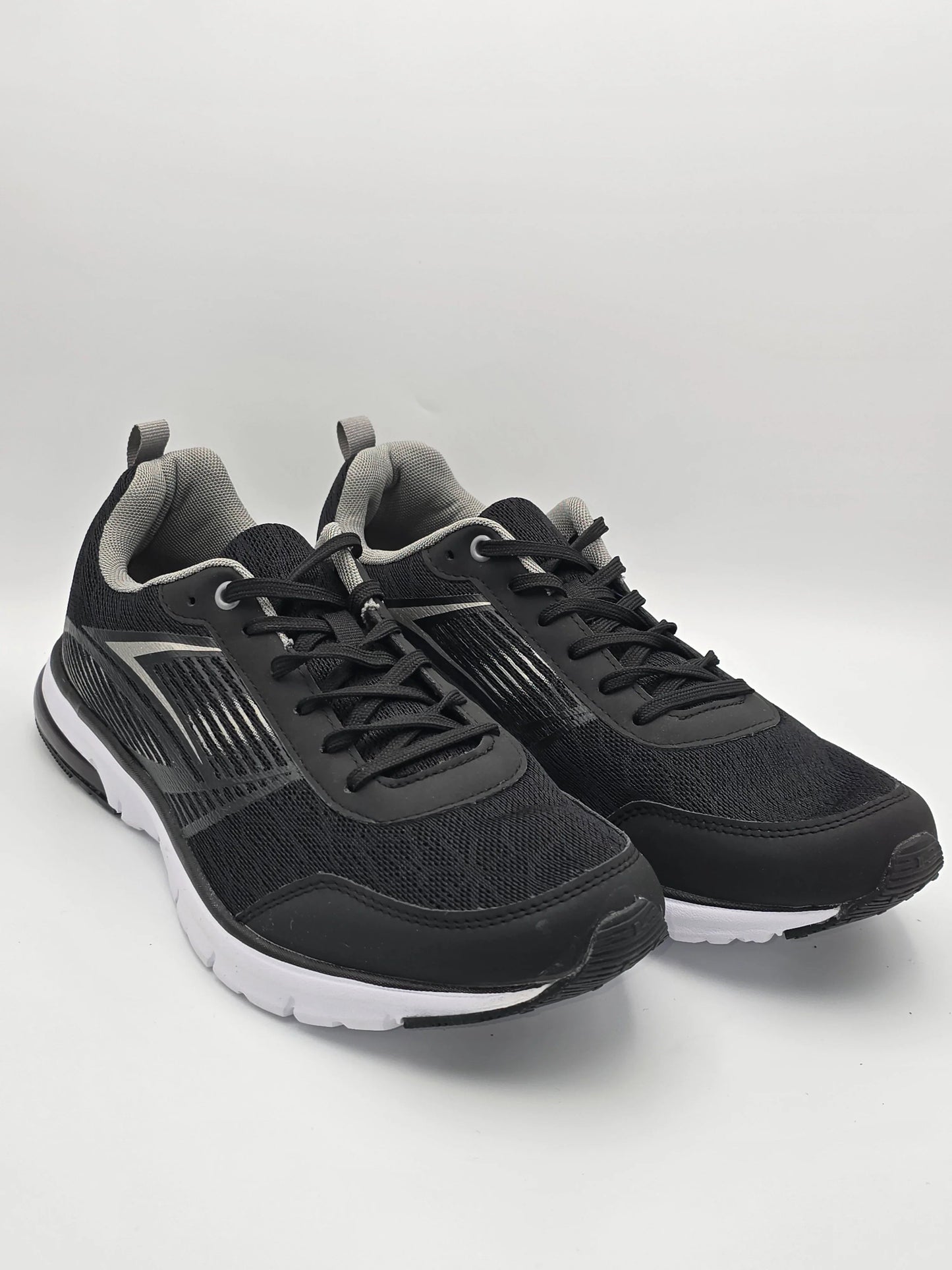 Schwarze Sneaker mit weißen Sohlen, modisches Sportschuh Design, nachhaltige Schuhe