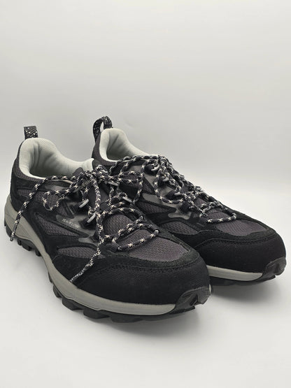 Schwarze Trekking-Sneaker mit dicker Sohle und gemusterten Schnürsenkeln auf weißem Hintergrund
