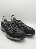 Schwarze Trekking-Sneaker mit dicker Sohle und gemusterten Schnürsenkeln auf weißem Hintergrund