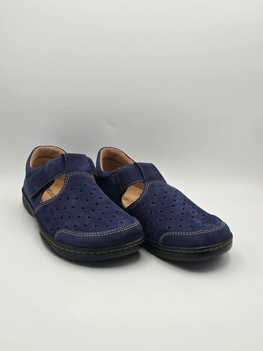 Dunkelblaue, atmungsaktive Damenschuhe mit Klettverschluss und Lochmuster auf weißem Hintergrund