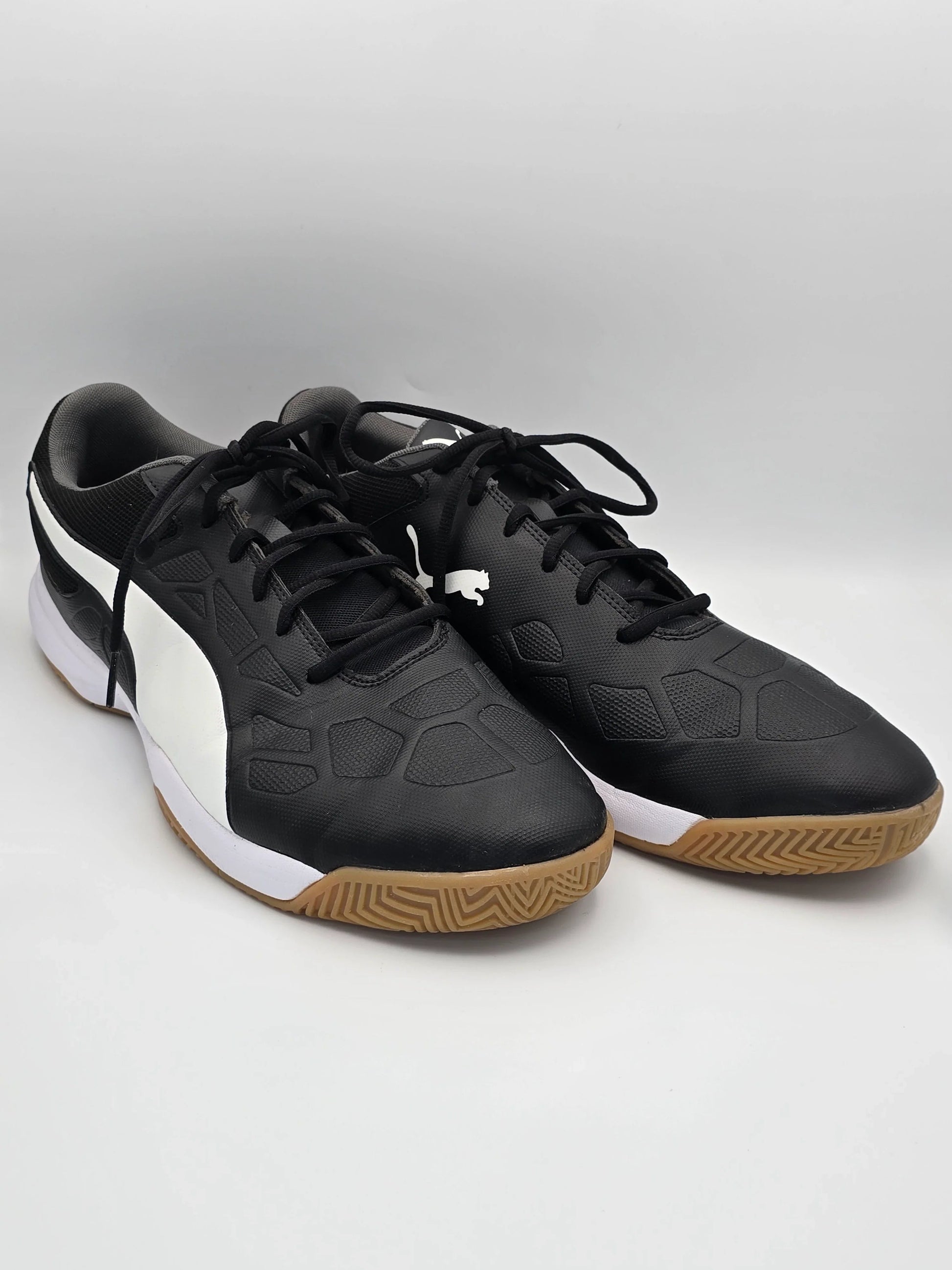 Schwarze Sportschuhe mit weißem Detail und Gummisohle, Sneaker Herrenmode auf weißem Hintergrund