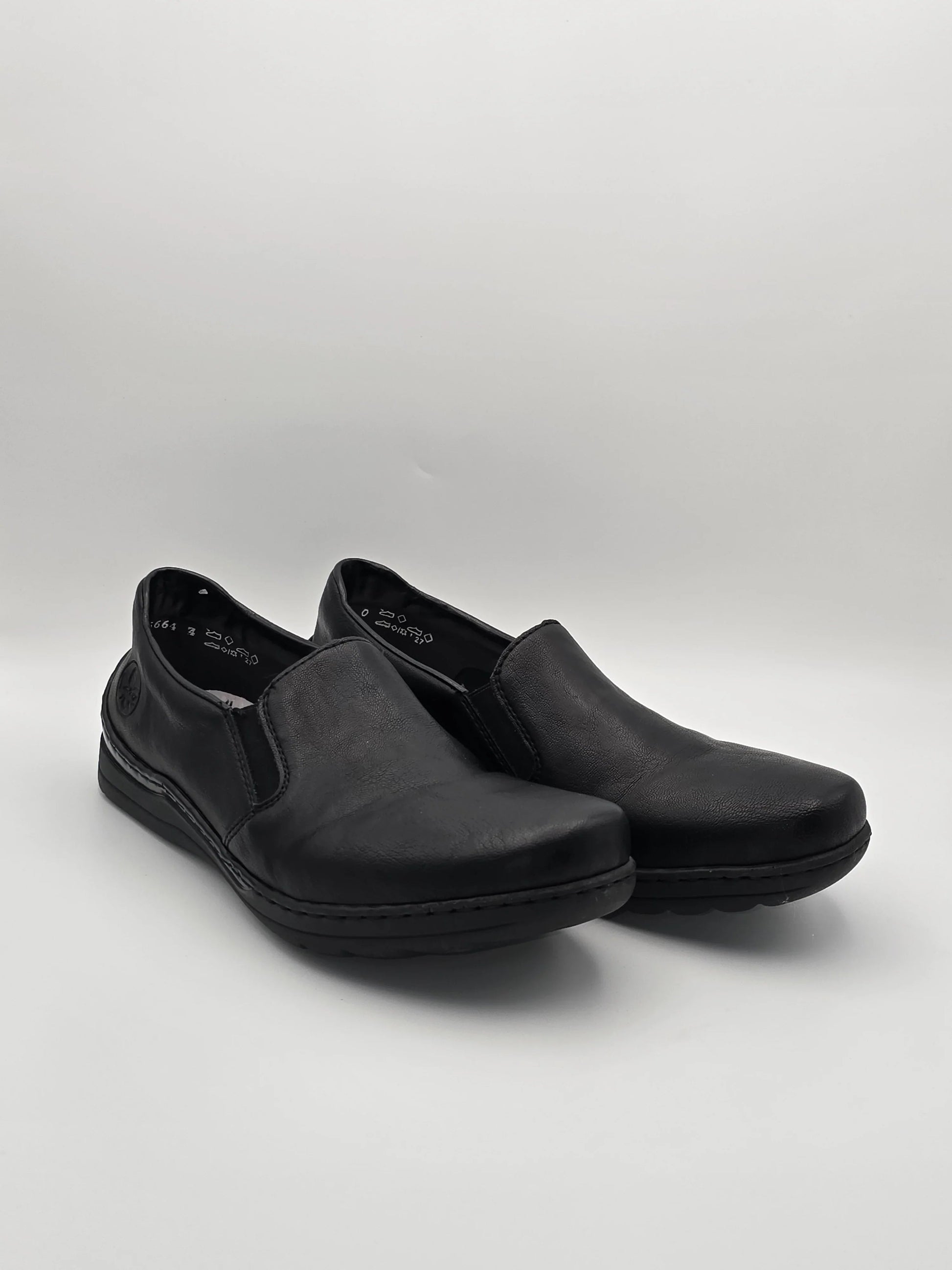 Schwarze Slipper Herrenschuhe aus Leder, elegant und bequem, auf weißem Hintergrund.