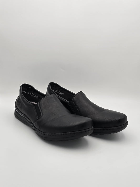 Schwarze Slipper Herrenschuhe aus Leder, elegant und bequem, auf weißem Hintergrund.