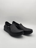 Schwarze Slipper Herrenschuhe aus Leder, elegant und bequem, auf weißem Hintergrund.