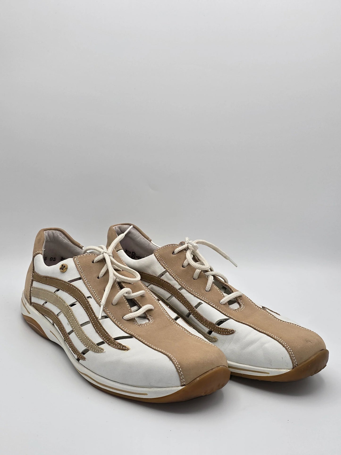 Beige und weiße Sneakers mit Schnürsenkeln, seitliche Streifen, modischer Freizeitstil