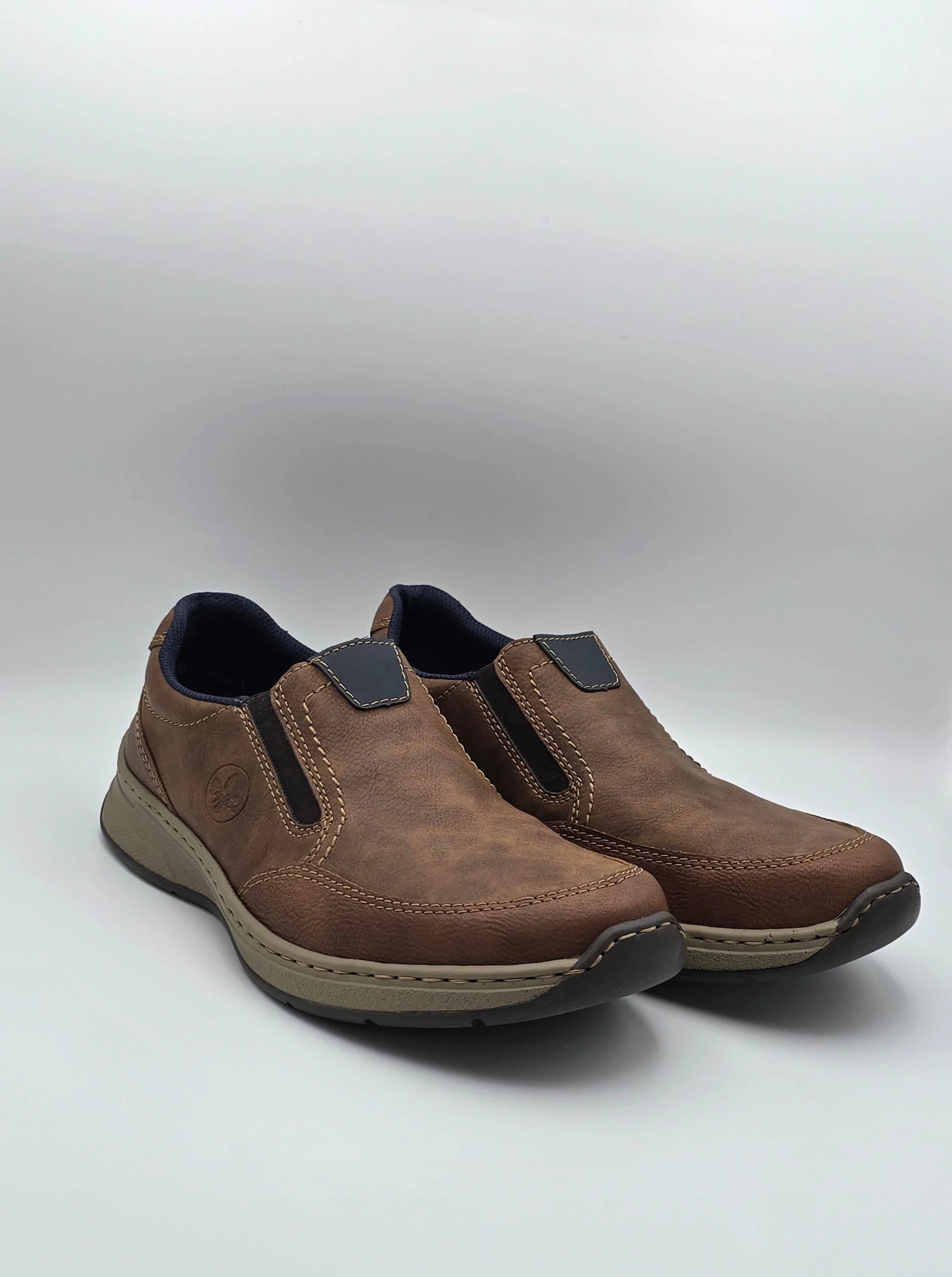 Braune Slip-On Herrenschuhe aus Lederoptik mit dunkler Sohle und Kontrastnähten, Größe 42