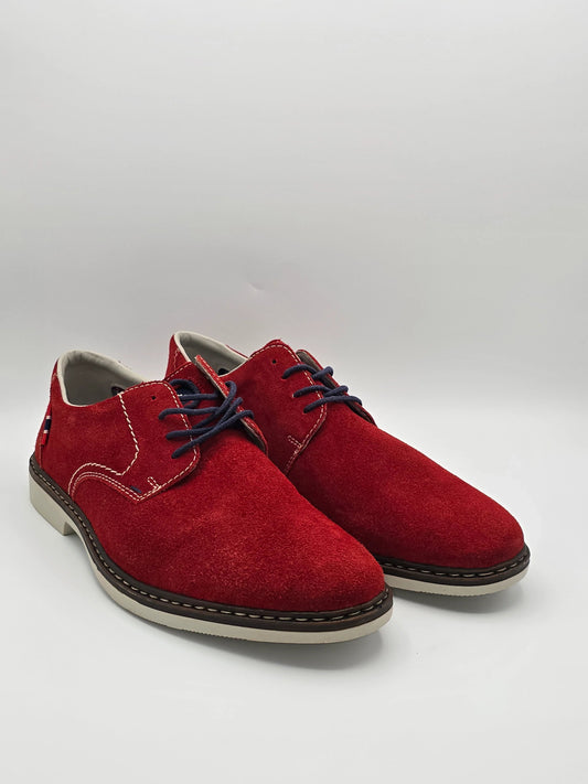 Rote Wildleder Herren Schnürschuhe mit blauer Schnürung und heller Sohle auf weißem Hintergrund