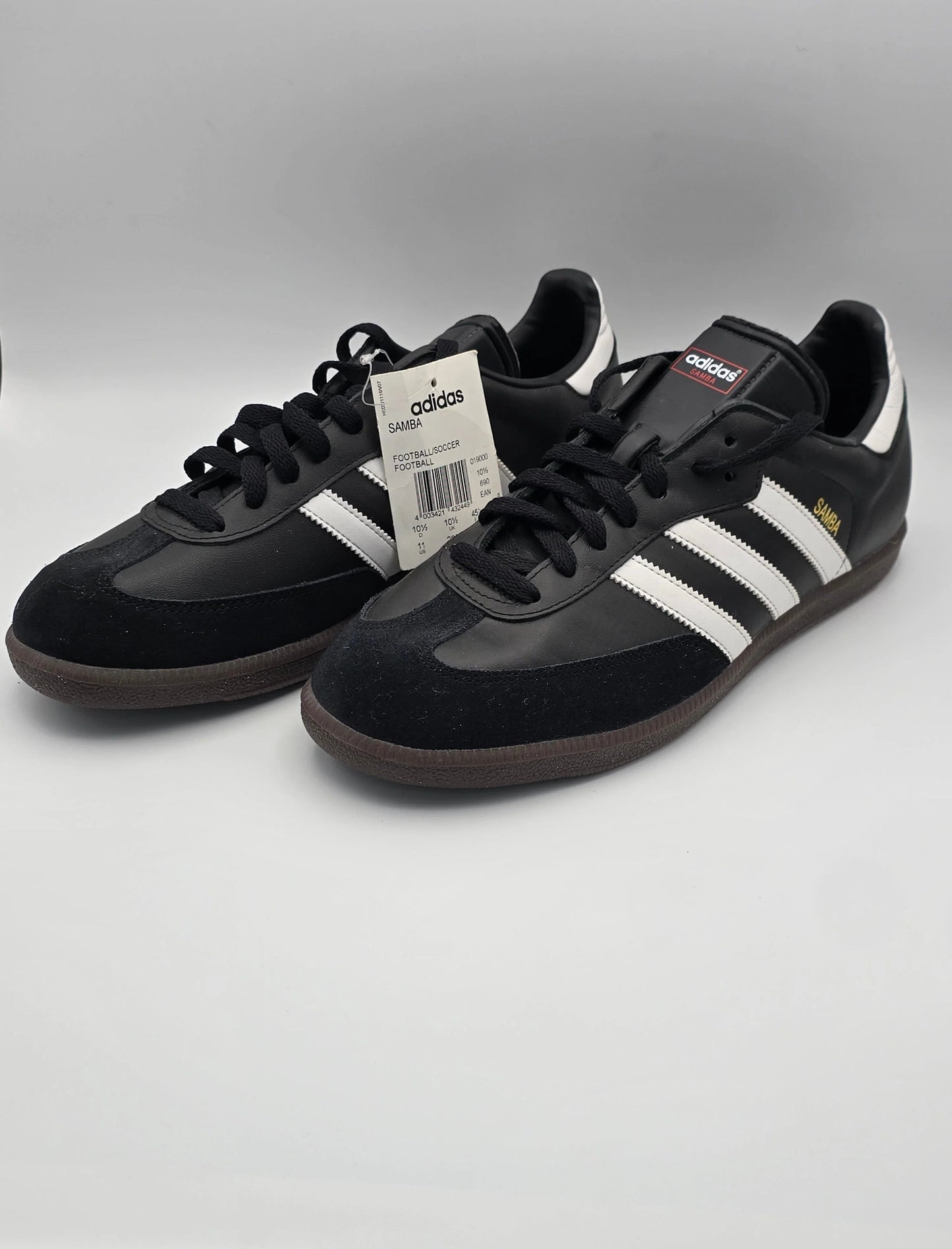 Schwarze Sneakers mit weißen Streifen, klassische Adidas Samba Schuhe auf weißem Hintergrund.
