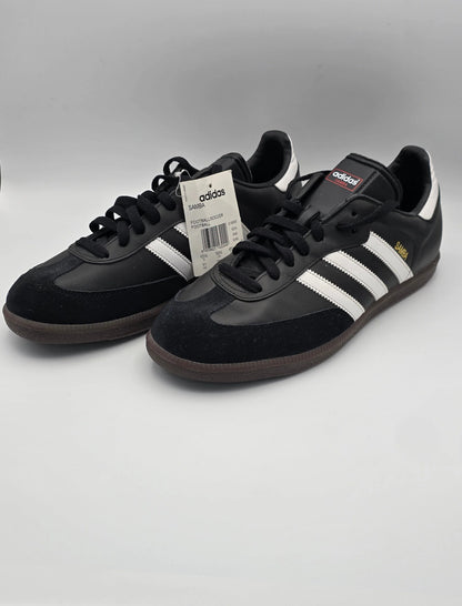 Schwarze Sneakers mit weißen Streifen, klassische Adidas Samba Schuhe auf weißem Hintergrund.