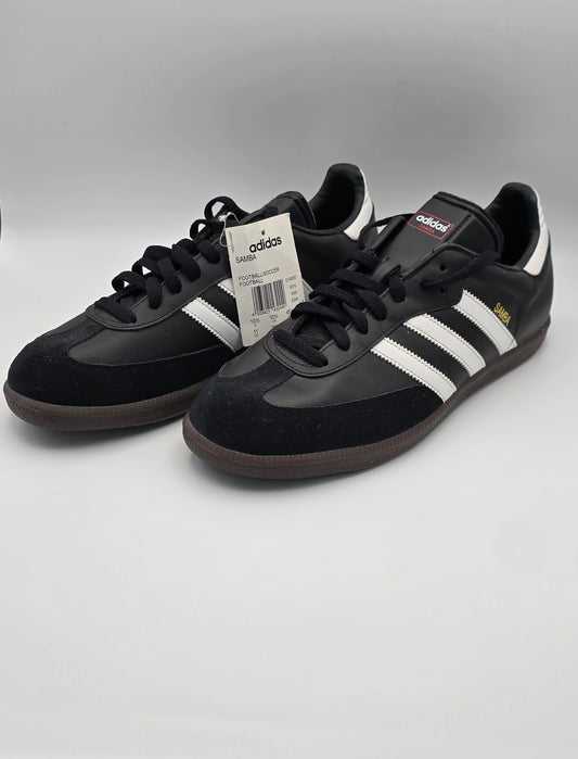 Schwarze Sneakers mit weißen Streifen, klassische Adidas Samba Schuhe auf weißem Hintergrund.