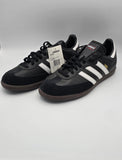 Schwarze Sneakers mit weißen Streifen, klassische Adidas Samba Schuhe auf weißem Hintergrund.