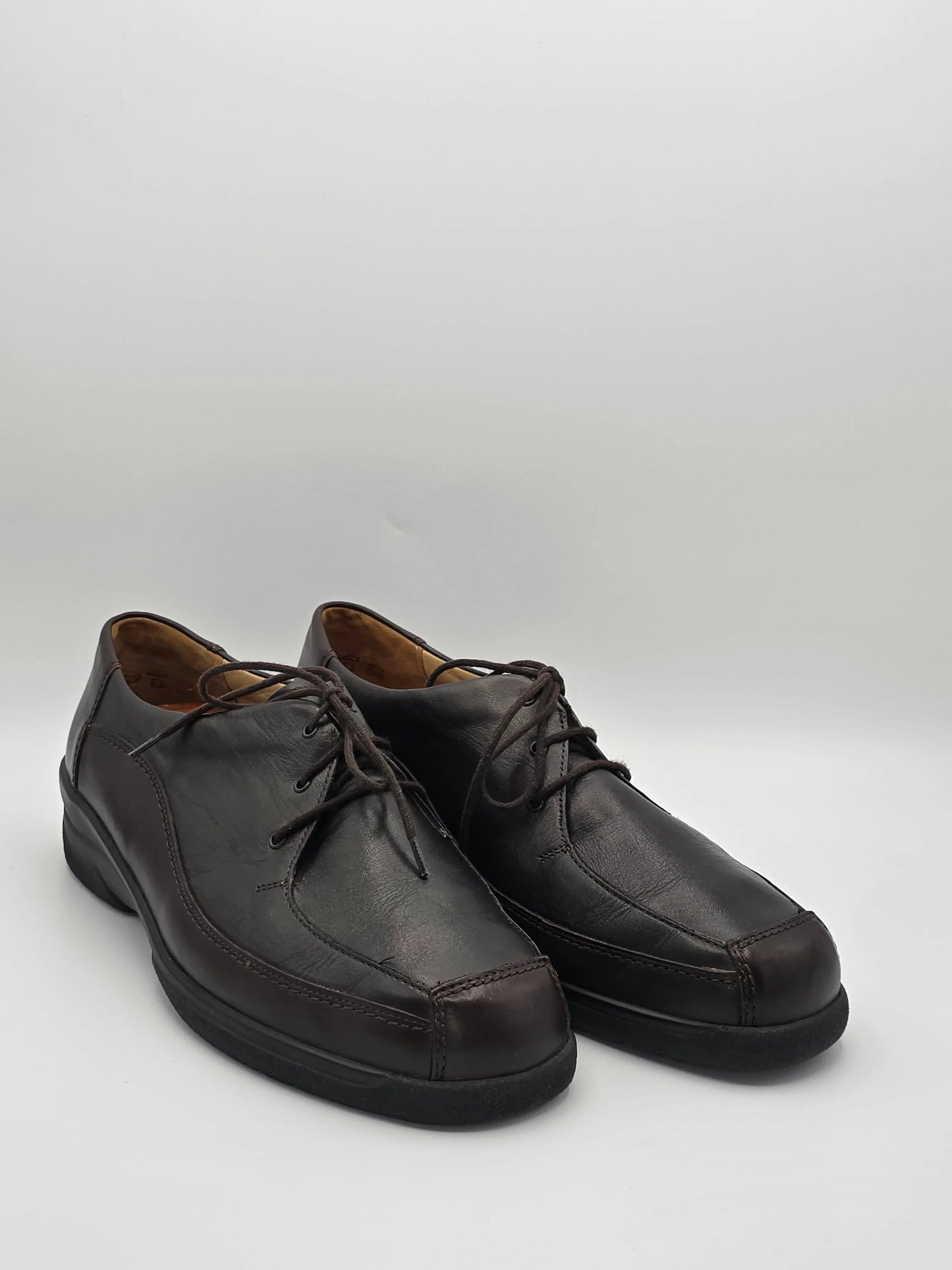 Herren Schnürschuhe aus dunkelbraunem Leder, modisch, nachhaltige Schuhe auf weißem Hintergrund
