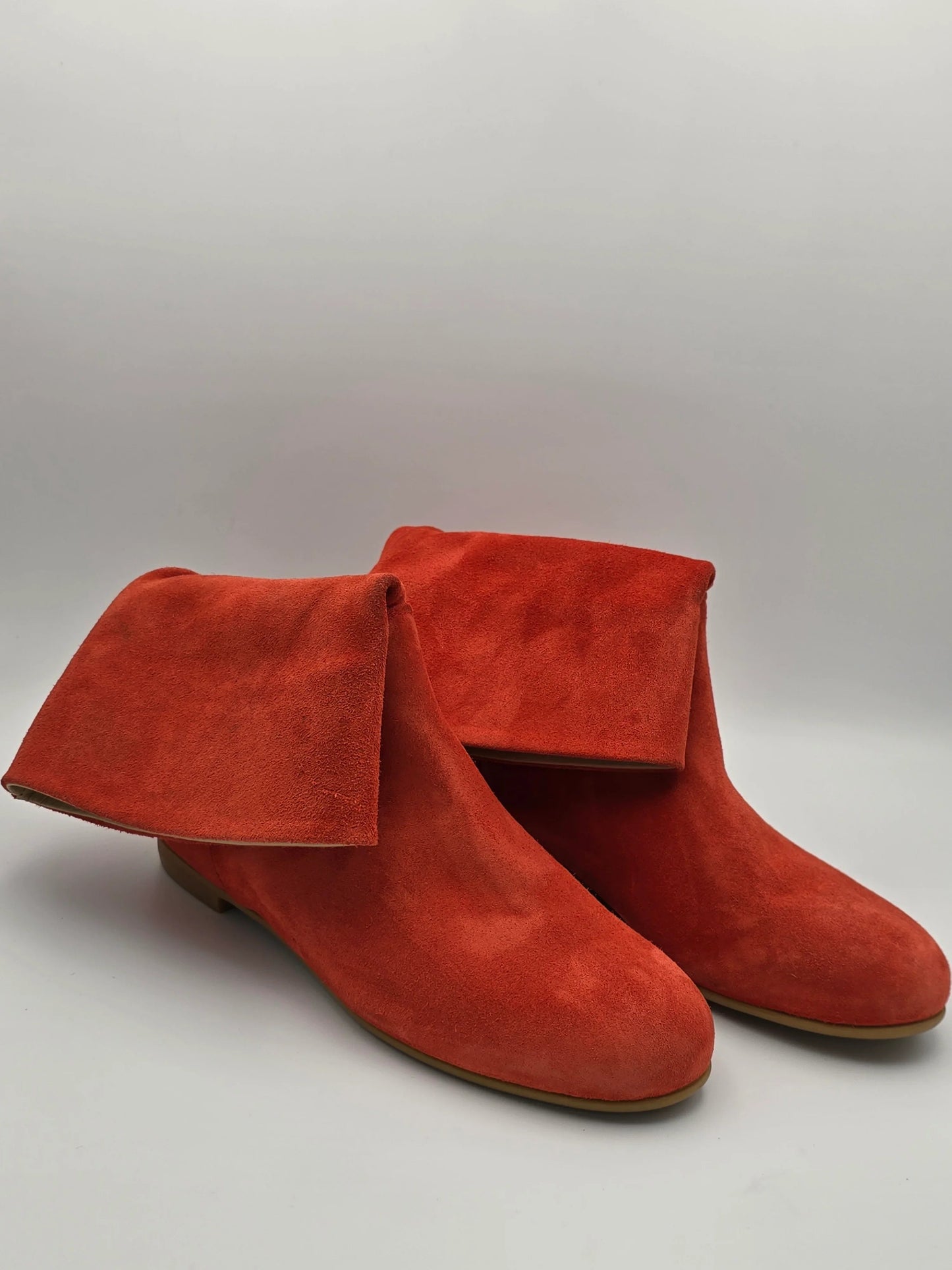 Modische Damen Stiefeletten aus rotem Wildleder mit weitem Schaft, angesagte Schuhe