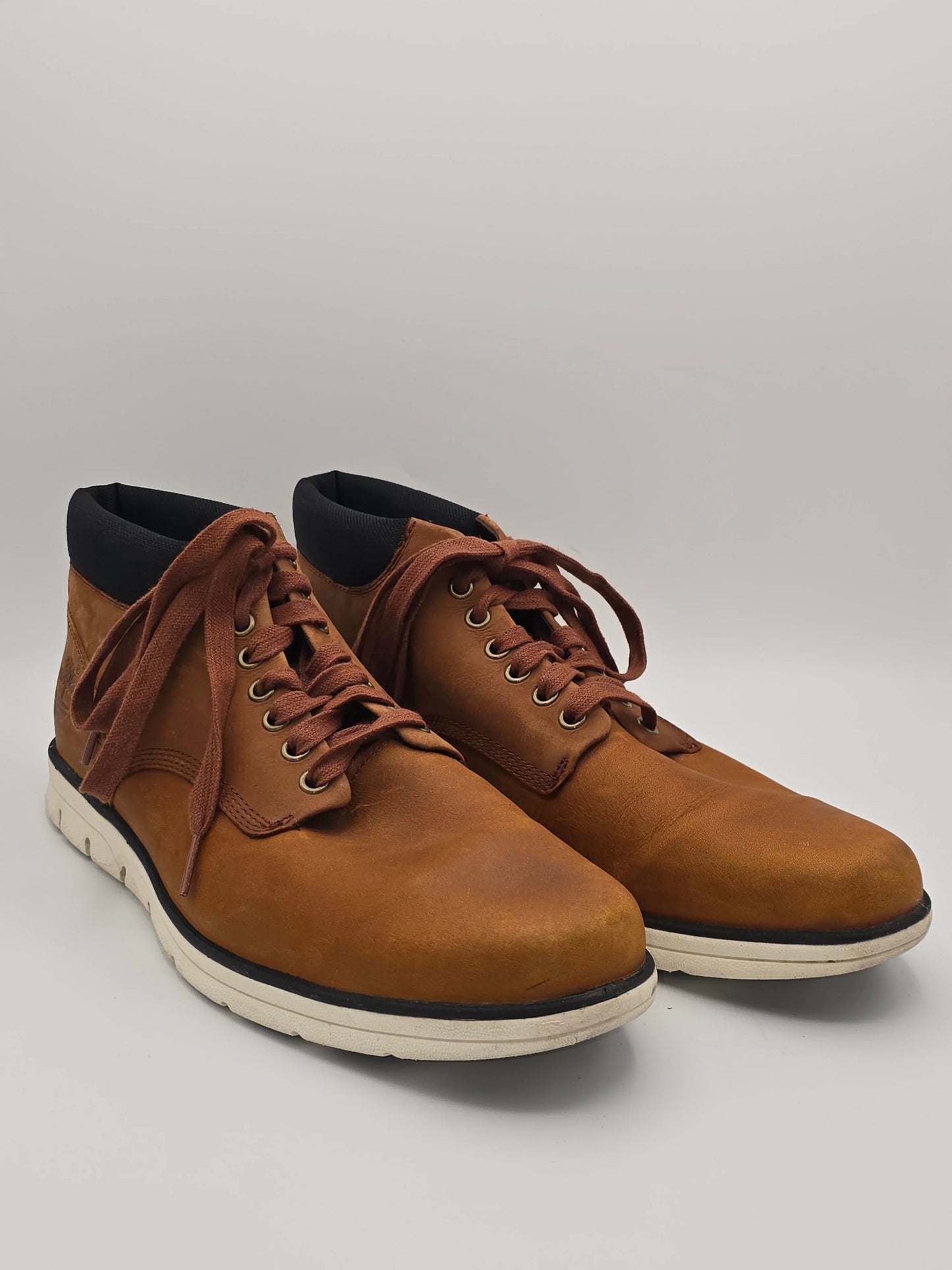 Braune Herrenschuhe mit Schnürsenkeln und weißer Sohle, nachhaltige Mode Schuhe.