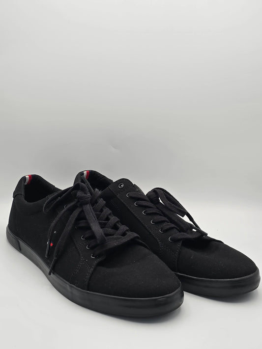 Schwarze Sneaker mit schwarzen Schnürsenkeln und roten Akzenten, modische Herrenschuhe